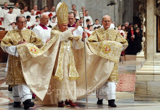 5 декабря 2007. Одеяние папы Римского.