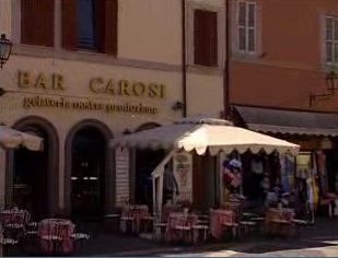 Если встать лицом к резиденции, бар - слева