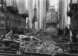 Мюнхенская Frauenkirche в 1944 году, разрушенная бомбардировками союзников