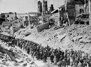 Процессия Corpus Domini, возглавляемая кардиналом Михаэлем фон Фаульхабером в разрушенном бомбардировками Мюнхене, 31 мая 1945 года