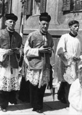 Альфред Лэппле служит свою первую мессу в Partenkirchen. 20-летний Йозеф Ратцингер был на этой мессе церемониарием