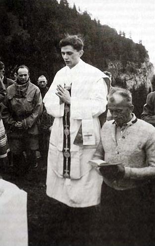 Лето 1952 года. Ратцингер предстоит на мессе в горном селении близ Руполдинга