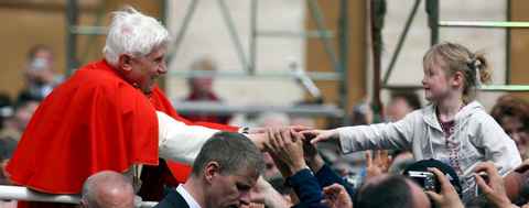  Йозеф Ратцингер на встрече с молодежью в Ватикане 6 апреля