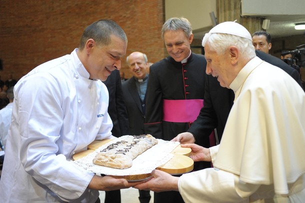 Заключенные преподнесли Бенедикту XVI кекс с надписью: "Папа, мы тебя любим!"