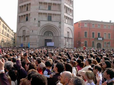 Толпы людей на похоронах Томми