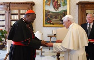 Кардинал Судана принимает из рук Папы памятную медаль понтификата