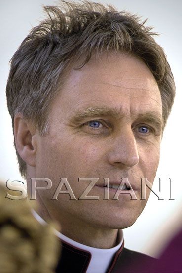  Этим летом монс. Генсвайну исполнился 51 год