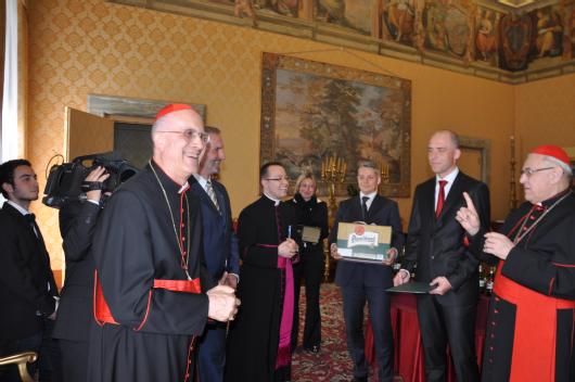 Гос. секретарь кардинал Бертоне с удовольствием принимает чешский подарок