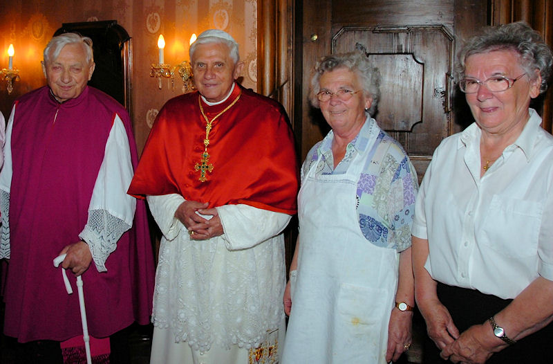 Фрау Агнес рядом с Папой Бенедиктом