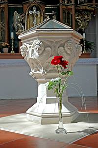 Цветы у крещальной купели Йозефа Ратцингера